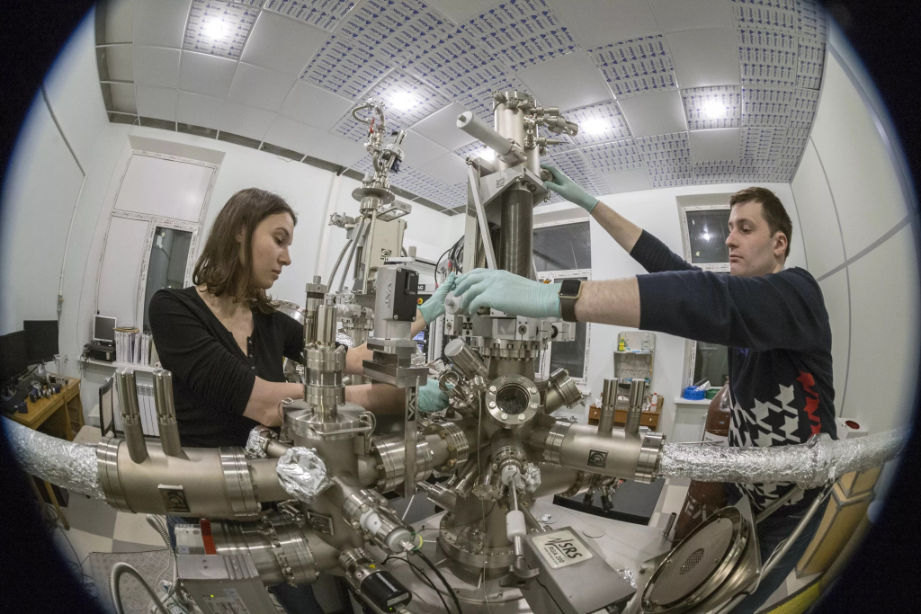 Новая лаборатория сверхпроводимости в Физическом институте РАН оснащена самым современным оборудованием. Фото: Сергей Куксин.