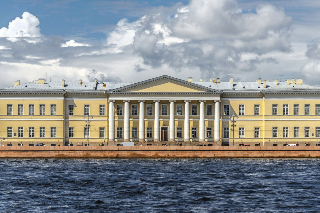 Историческое здание академии на Университетской набережной Санкт-Петербурга