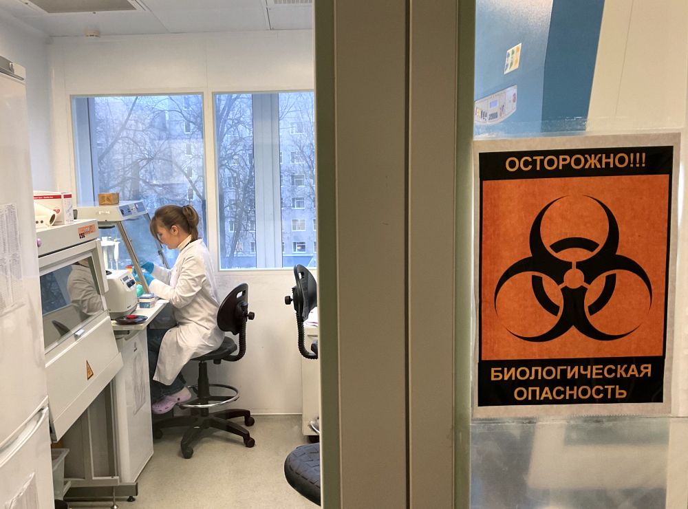 Студент В. Музурова проводит постановку реакции секвенирования вирусных генов