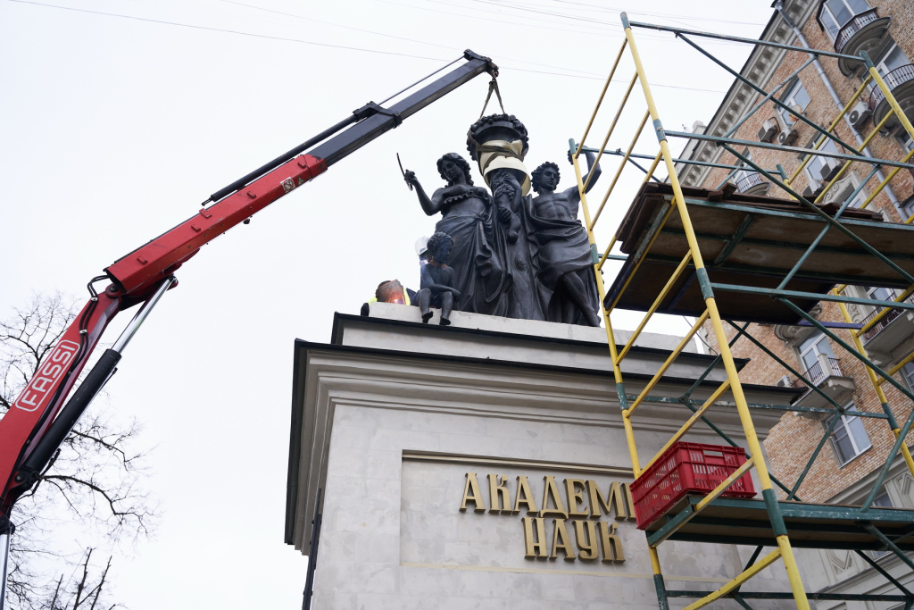 Скульптурные композиции «Времена года» вернулись на главные ворота усадьбы «Нескучное» на Ленинском проспекте