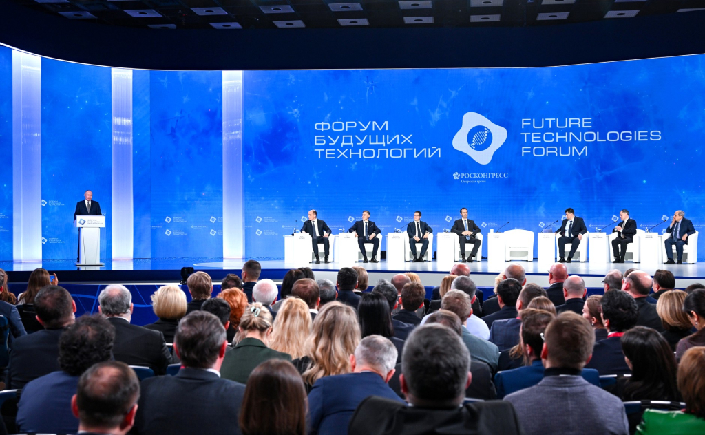 Пленарное заседание Форума будущих технологий открыл Владимир Путин