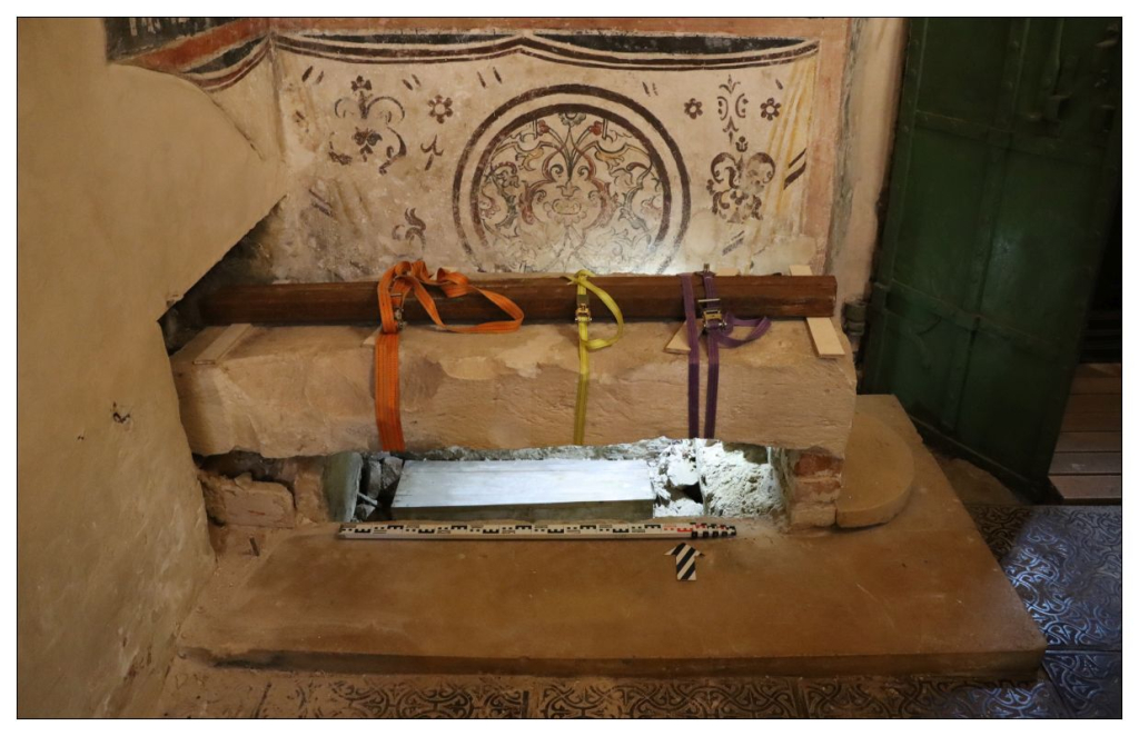 Фото: ИА РАН Дощатый гроб 1945 г. под белокаменной плитой