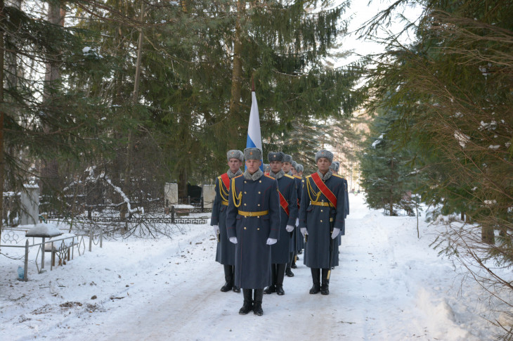 Почётный караул у могилы академика Лаврентьева
