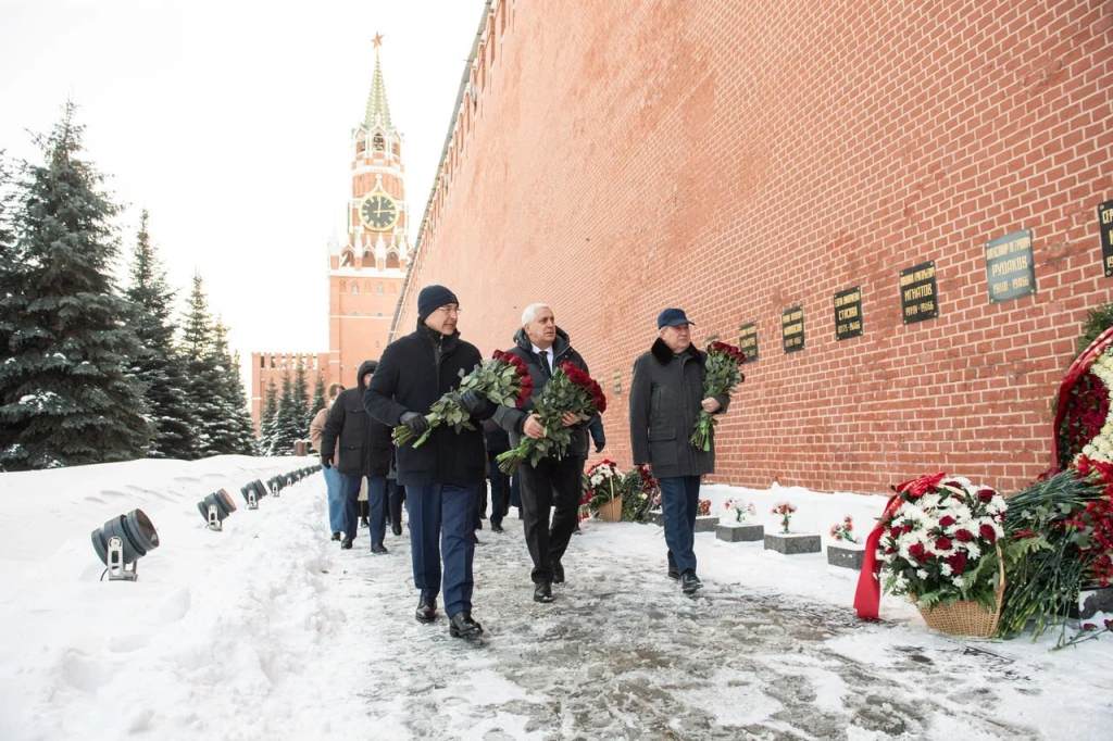Церемония возложения цветов прошла в 121-ю годовщину со дня рождения академика И.В.Курчатова