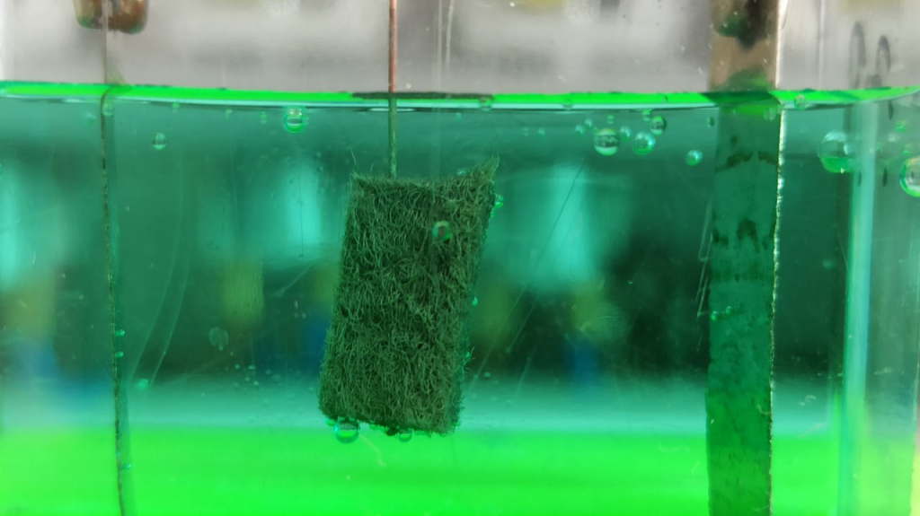 Никель-медные покрытия микротрубок помогут эффективнее выделять водород и кислород из воды