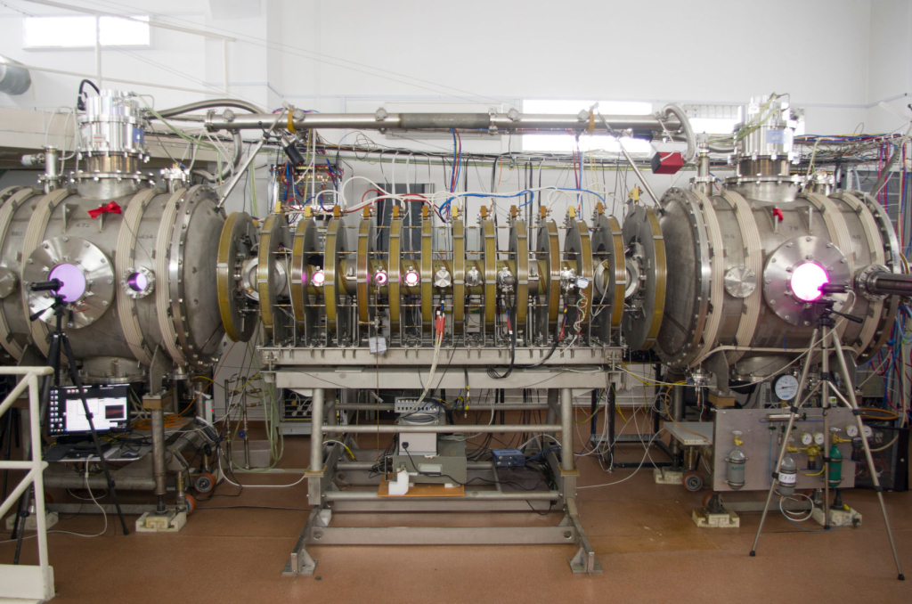 Магнитная ловушка с винтовым удержанием СМОЛА. Фото А. Судникова.