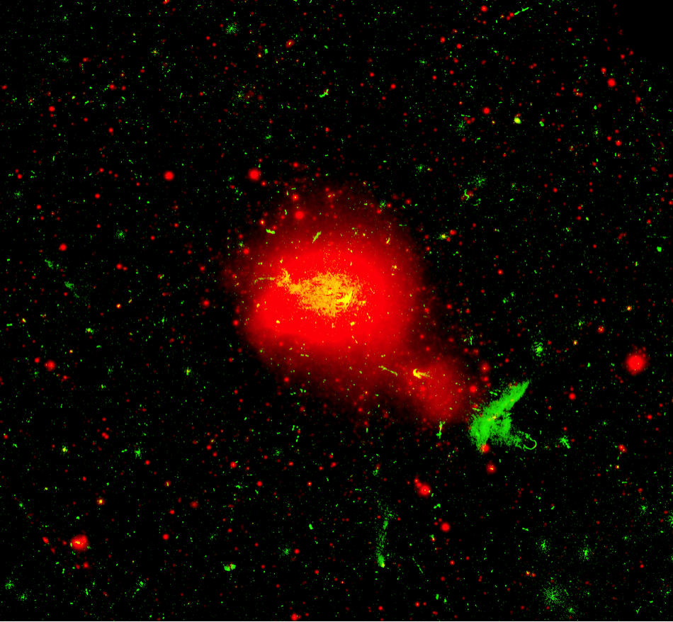 Композитное изображение скопления галактик Кома в рентгеновском (красный цвет, СРГ/eROSITA) и радио- (LOFAR) диапазонах. Красное пятно справа и внизу от главного скопления — группа галактик NGC4839, сливающаяся со скоплением. Яркая зеленая область — радиоисточник, расположенный на фронте ударной волны, созданной группой галактик. Рисунок из статьи Churazov, E., Khabibullin, I., Bykov, A.M., Lyskova, N., Sunyaev, R. 2022. Данные LOFAR взяты из архива обзора LoTSS (DR2), Shimwell et al. (2022).