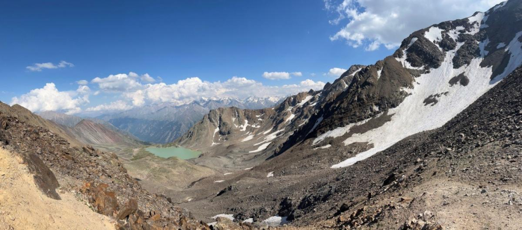 Вид на озеро Сылтранкёль из верхней камеры ледникового цирка на северо-восточном отроге горы Мукал, где в течение XX века произошла стремительная деградация ледникового покрова