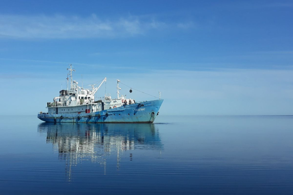 Научно-исследовательское судно «Эколог» изучает процессы накопления осадочного вещества в Онежском озере