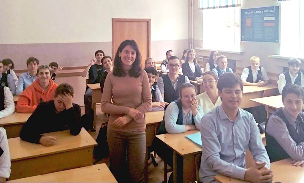 К.т.н. М. В. Орда-Жигулина читает лекцию для учащихся базовой школы РАН ТМОЛ № 4.