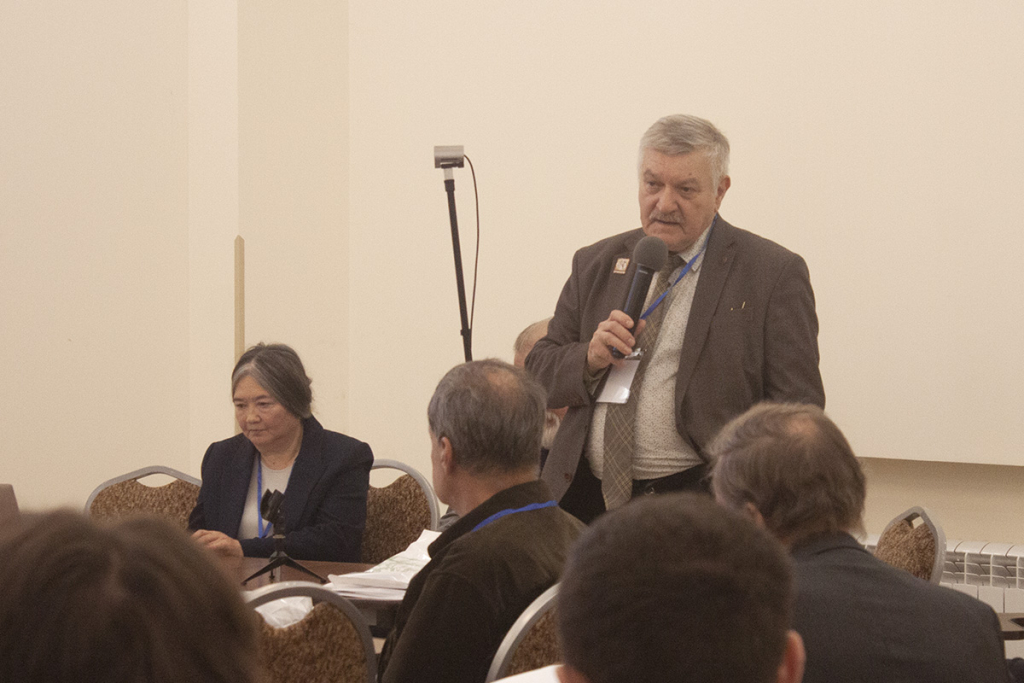 Открытие симпозиума в ИФХЭ РАН. Выступает сопредседатель Симпозиума доктор химических наук Константин Герман. Слева за столом: сопредседатель Симпозиума доктор технических наук Ирина Трошкина