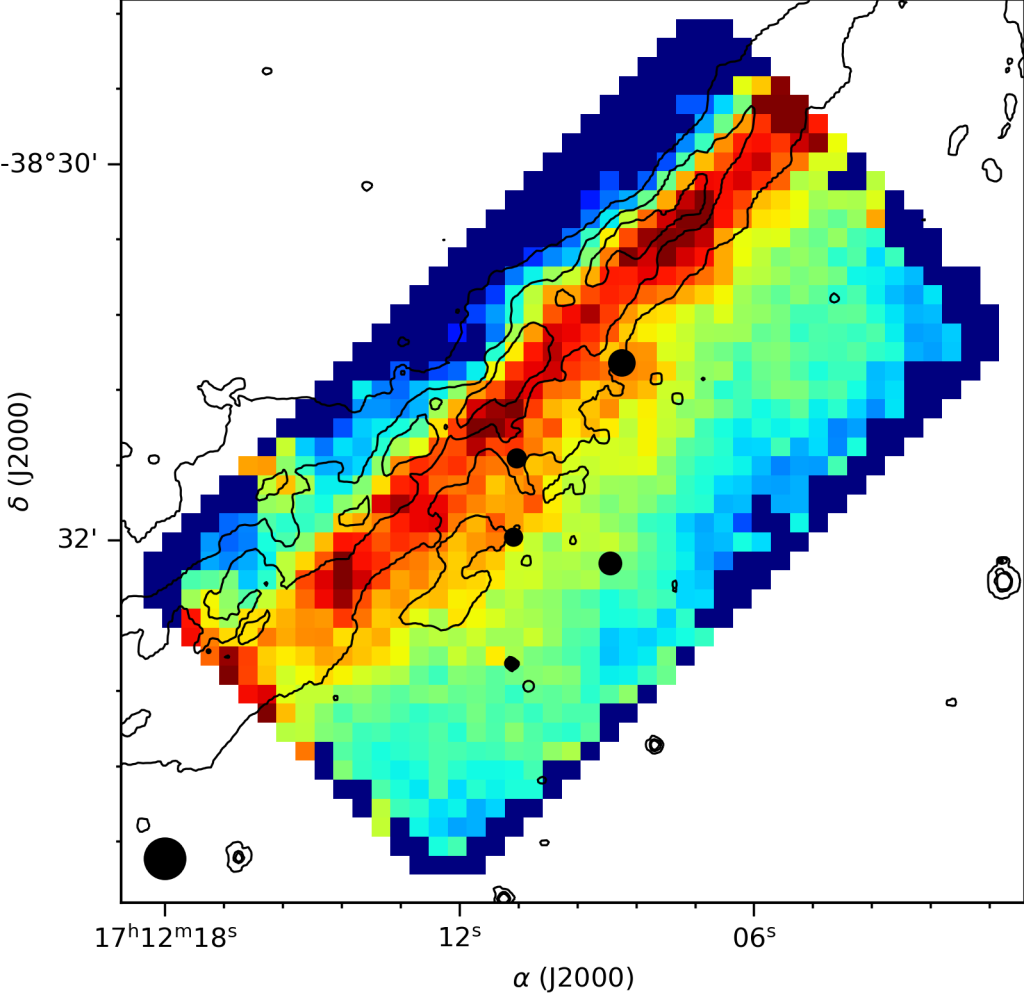 Рисунок 2. Наблюдаемая область и тонкий слой молекулярного газа, сжатый ударной волной (ярко-красного цвета). Черный контур — излучение горячей пыли, черные кружки — массивные протозвезды, кружок в левом нижнем углу — размер диаграммы направленности субмиллиметрового телескопа на частоте наблюдавшейся линии излучения. Источник: A. O. H. Olofsson.