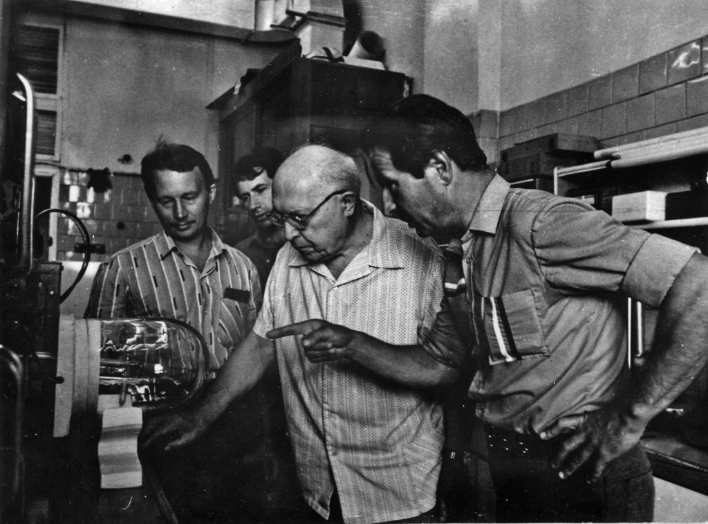 Академик АН СССР Разуваев с сотрудниками,1985 год