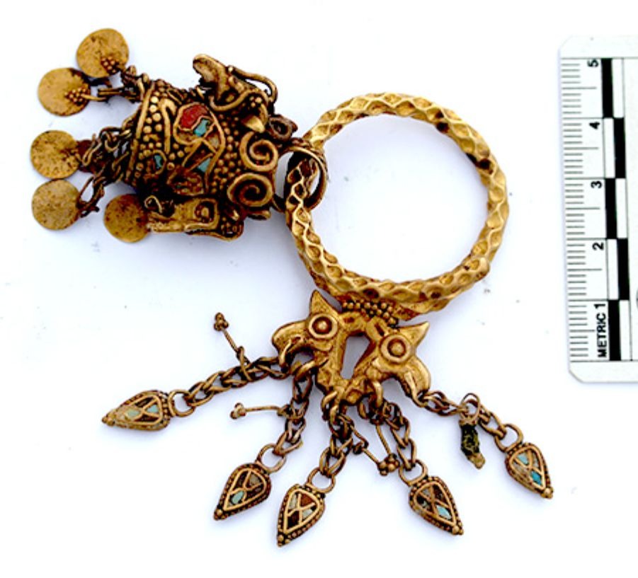 Литая золотая серьга с деталями, выполненными в технике перегородчатой эмали. Раскопки 2013 года.
