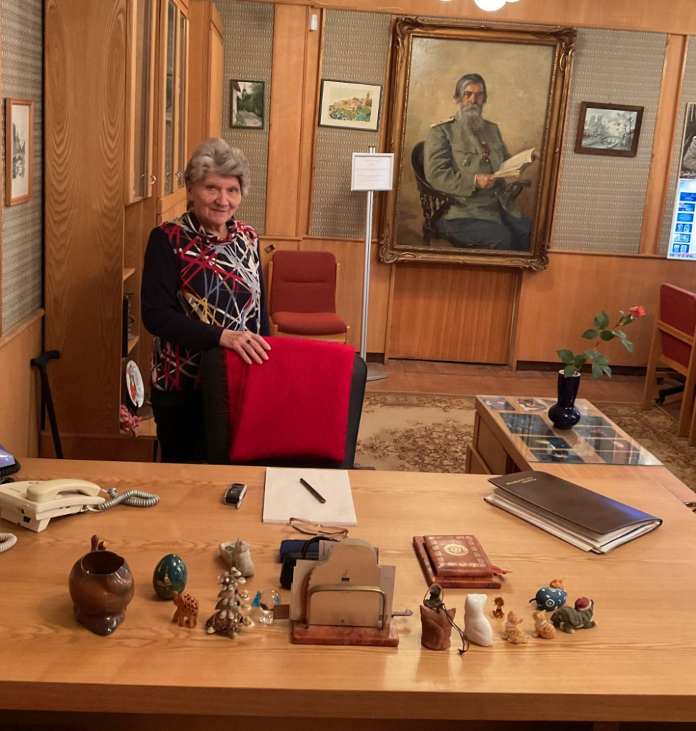 Татьяна Ивановна Аверьянова, которая много лет была секретарем Н. П. Бехтеревой, а теперь проводит экскурсии в её мемориальном кабинете