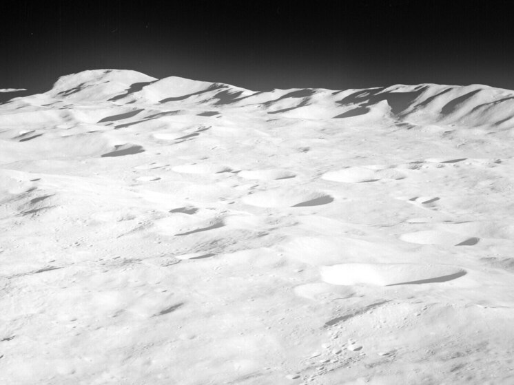  Разрушение и эксгумация камней на валах лунных кратеров километрового размера