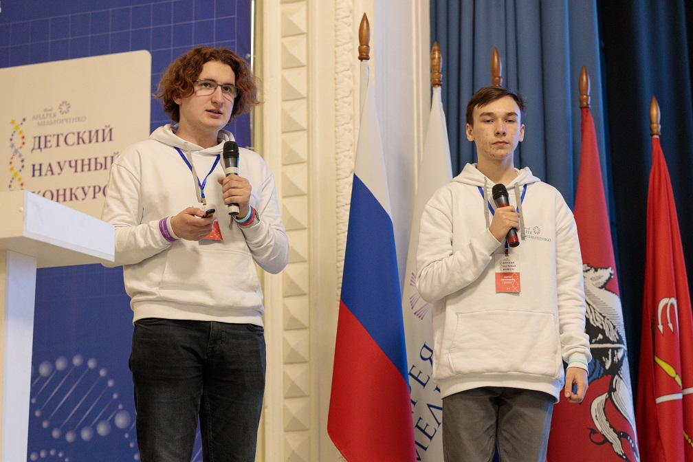 Победители ДНК-2023 в номинации IT-проекты Артем Антончиков и Вячеслав Чертан на публичной защите.