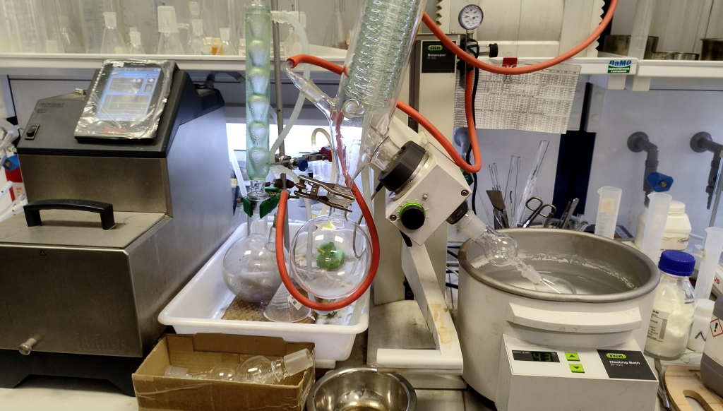 Роторный испаритель для упаривания раствора продукта, полученного в ходе синтеза