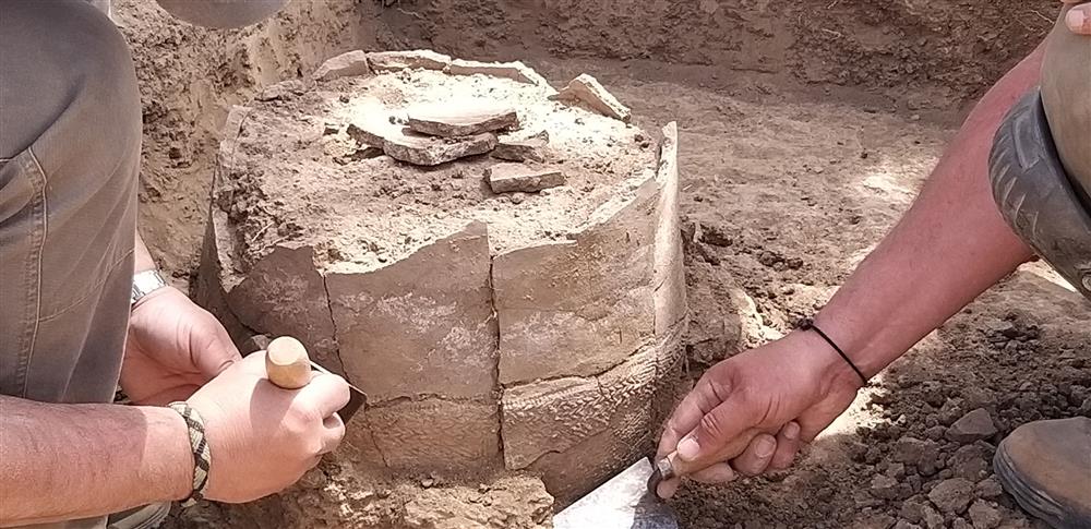 Расчистка погребальной урны в шурфе 2 на поселении Тукра Дасса 2.